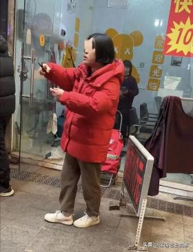 女子理发不满要求双倍退款遭拒，愤而剪发店老板头发